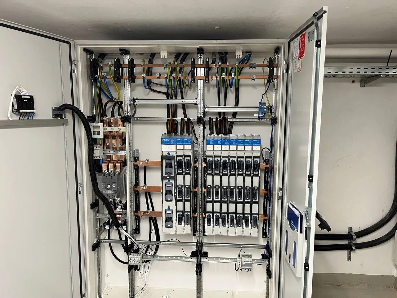 Fertig verdrahteter Verteilerschrank mit Leitungsschutzschaltern und Sammelschiene