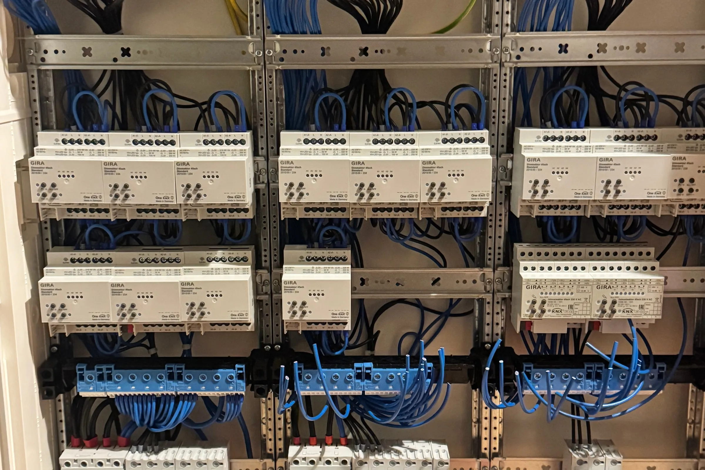 KNX-Aktoren im Verteiler, Dimm- und Jalousieaktoren auf der Hutschiene verdrahtet