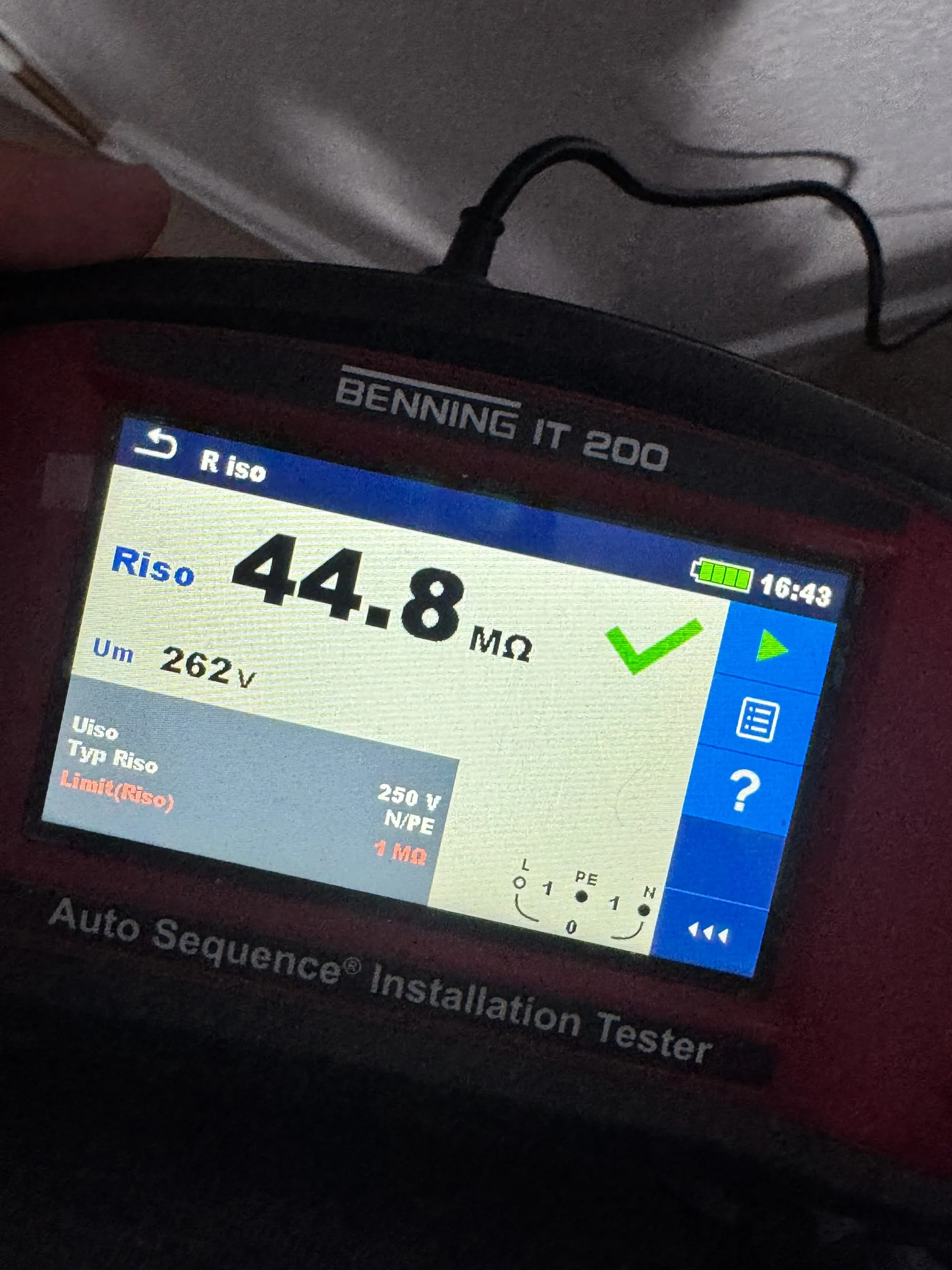 Installationstester Benning IT 200 mit dem Messwert der Isolationsmessung, 44,8 Megaohm bei 250 Volt Prüfspannung
